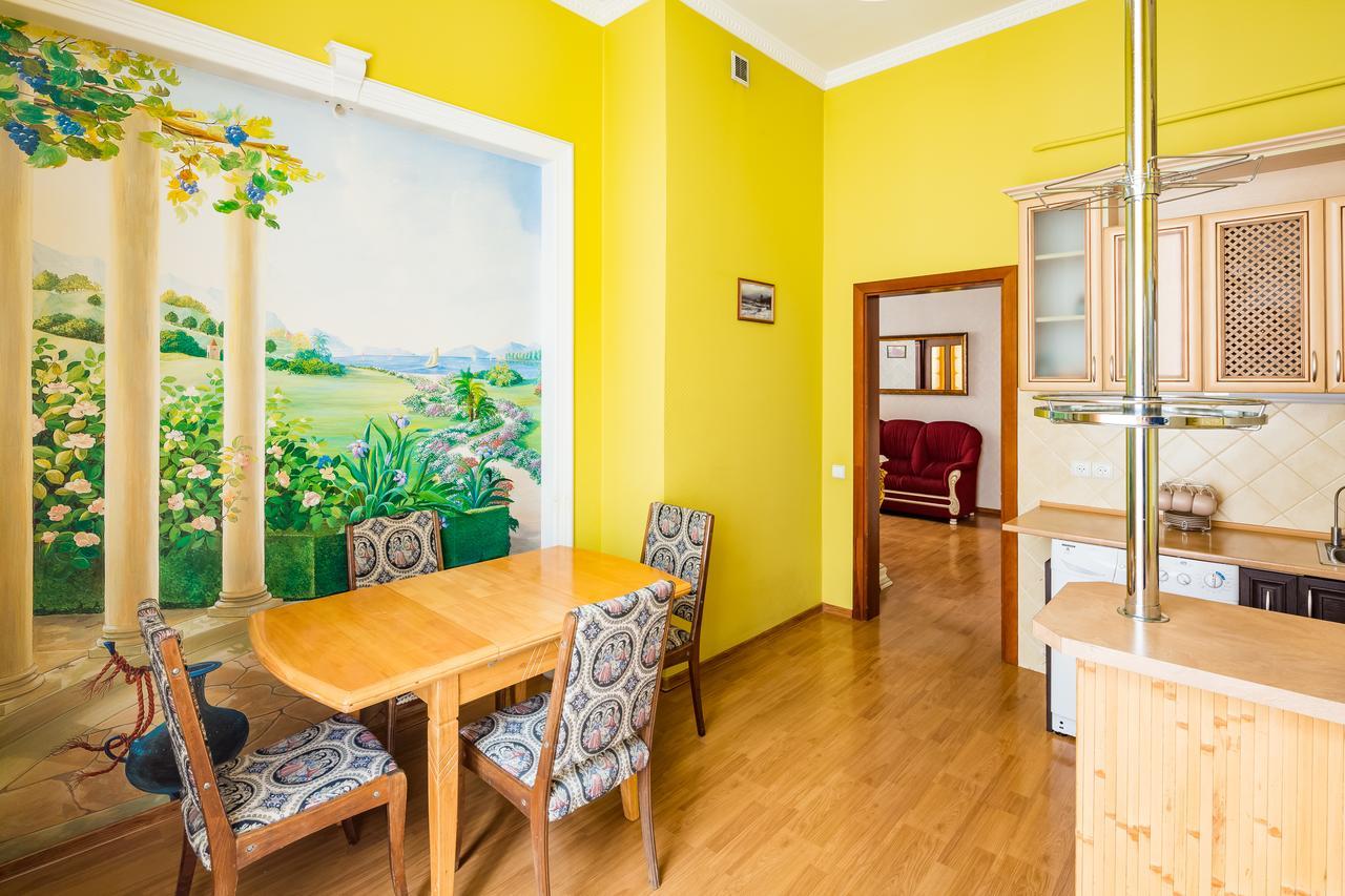 2 Virmens'Ka Apartment リヴィウ エクステリア 写真