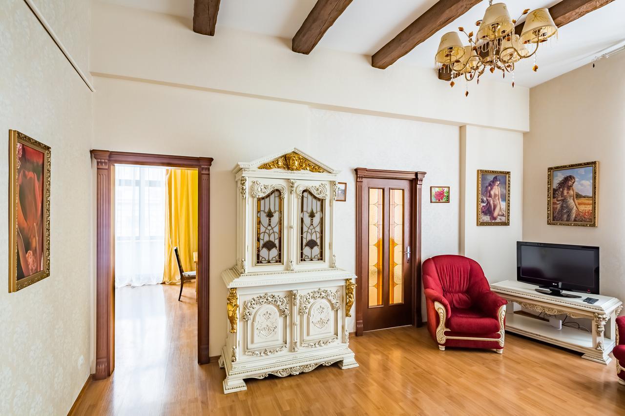2 Virmens'Ka Apartment リヴィウ エクステリア 写真