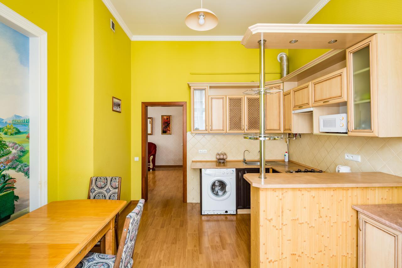 2 Virmens'Ka Apartment リヴィウ エクステリア 写真