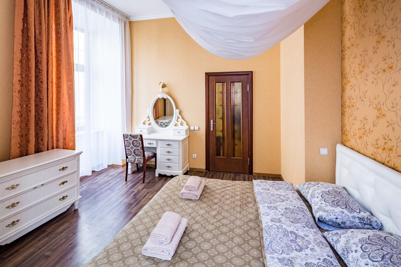 2 Virmens'Ka Apartment リヴィウ エクステリア 写真
