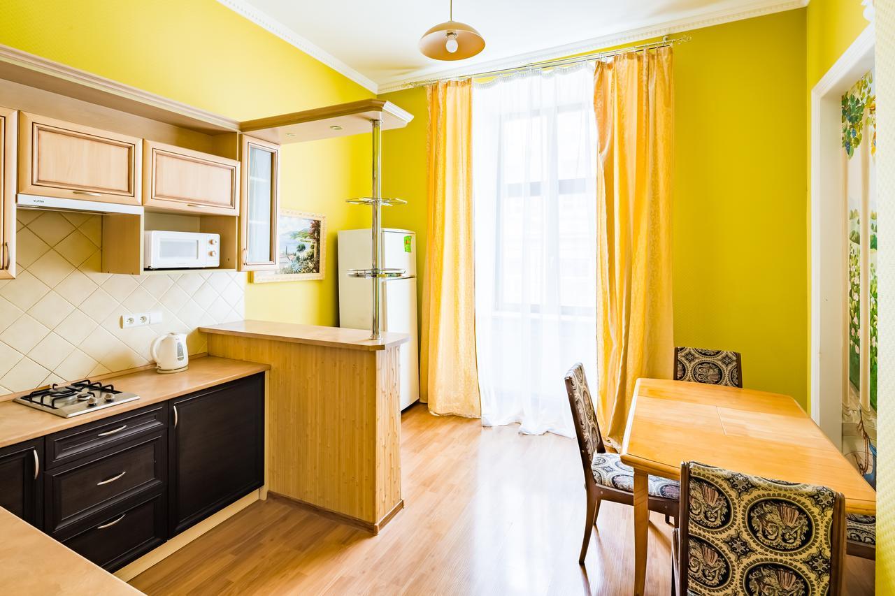 2 Virmens'Ka Apartment リヴィウ エクステリア 写真