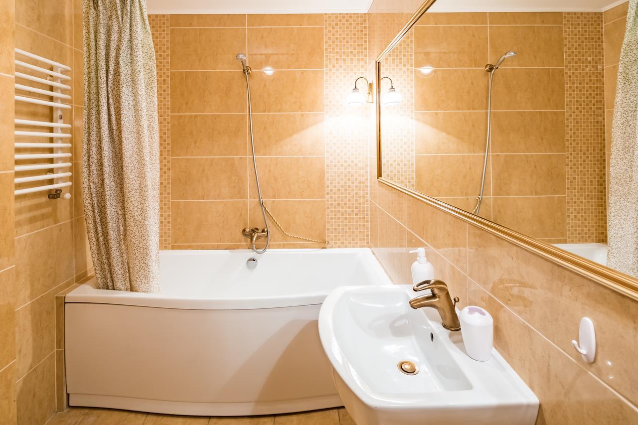 2 Virmens'Ka Apartment リヴィウ エクステリア 写真